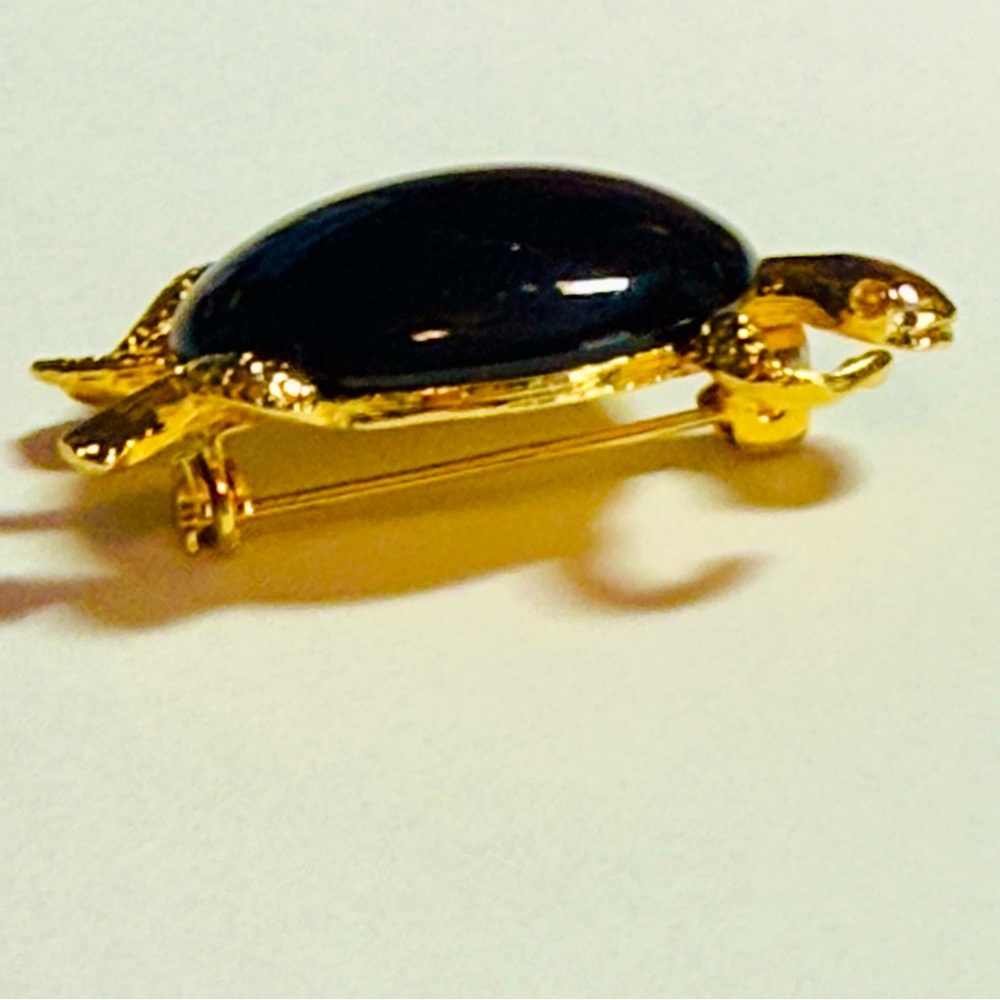 VINTAGE BLACK/ONYX CABOCHON GOLD TONE TURTLE BROOCH/PIN - Picture 5 of 7